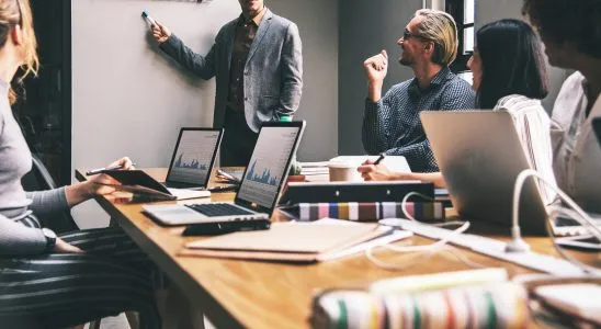 Profissionais usando internet em uma empresa